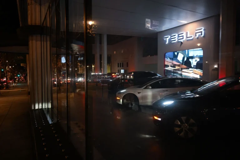 Tesla’s rumored ‘Night Curfew’ and speed limiters sound like a dream for parents