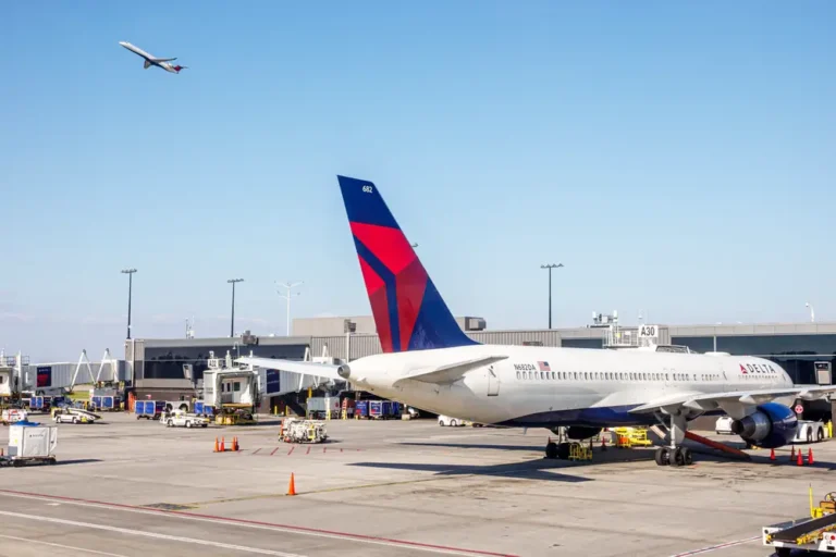 2 Delta planes collide on Atlanta airport taxiway, knocking the tail off one of the jets