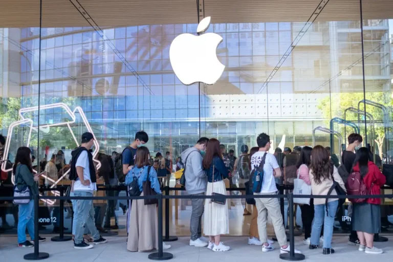 I spent over 5 years setting up new iPhones in Apple stores. Here’s what launch day is like for employees.