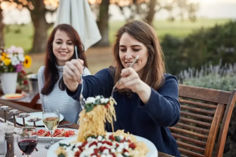 How to eat carbs without spiking your blood sugar, according to a nutrition researcher