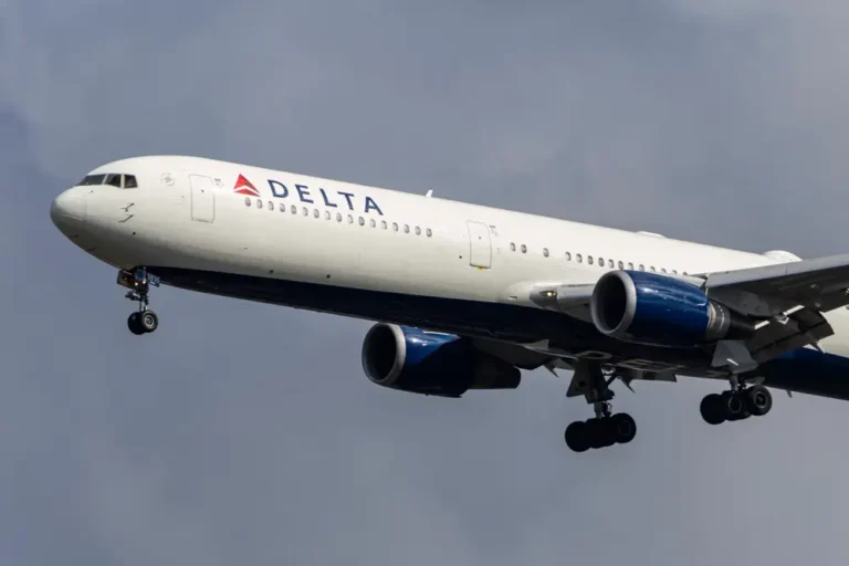 A Jewish Delta Air Lines flight attendant is suing the carrier over a ham sandwich and a Yom Kippur shift