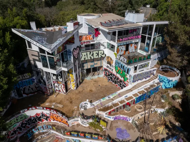 A Hollywood producer’s vandalized mansions recall a landmark case when graffiti artists won $6.75 million after their work was destroyed, expert says