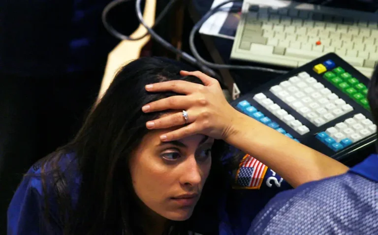 5 warning signs the economy is spiraling toward recession — and why there’s ‘major disconnect’ between stocks and the job market