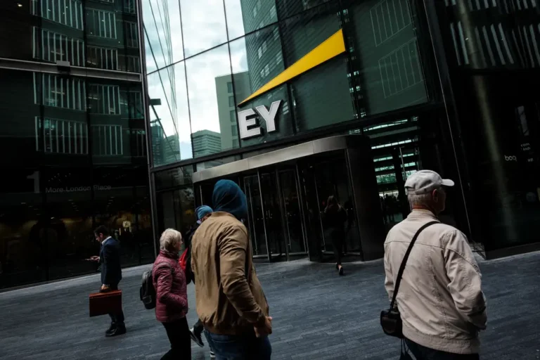 Big 4 giant EY delayed start dates for some new hires for the 2nd consecutive year