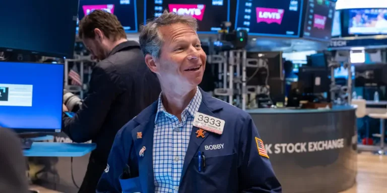 Stock market today: Tech rally leads stocks higher as oil prices plunge and earnings kick off