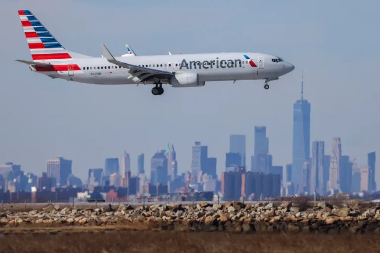 American Airlines flights back in the air after a technical issue grounded all its planes across the US