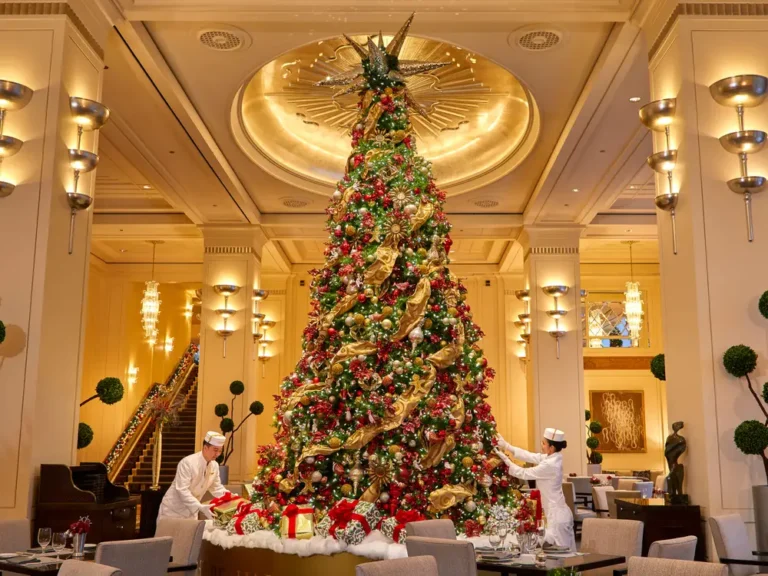 20 hotels in the US that go all out with their Christmas decorations