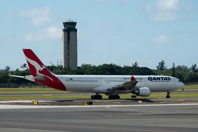 A flight from Los Angeles U-turned over the Pacific after an engine problem, resulting in a 6-hour flight to nowhere