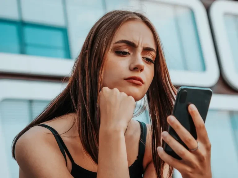 3 digital body language signs someone isn’t into you, even if they always text back