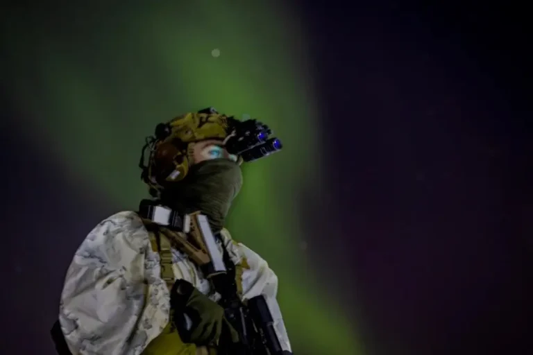 See how US Marines brave freezing temperatures while readying for a fight in the high Arctic