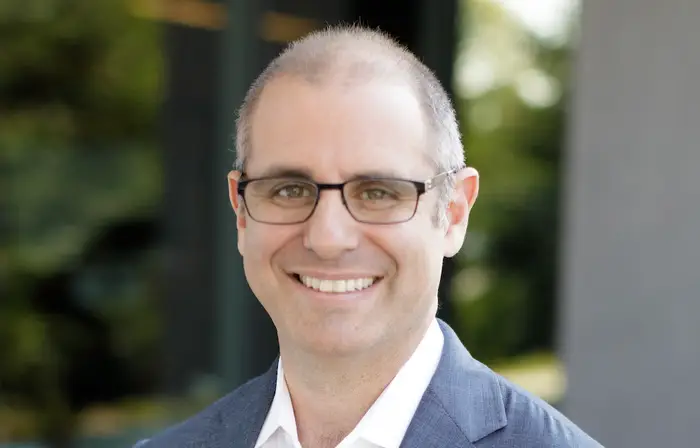 LinkedIn’s COO tells B-17 he leans on AI in 3 ways for work
