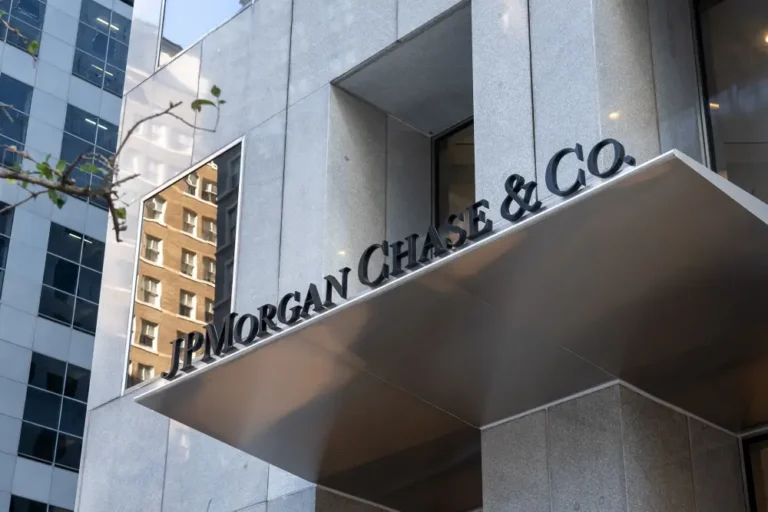 Inside the first week back at JPMorgan’s largest US office, from the memos to the jockeying for desks