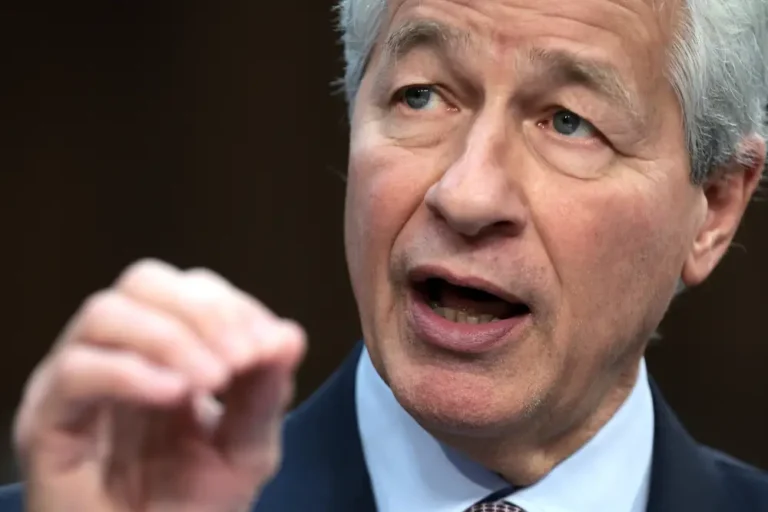 Jamie Dimon reveals his top workplace pet peeves, from relying on jargon to airing grievances after the meeting has ended