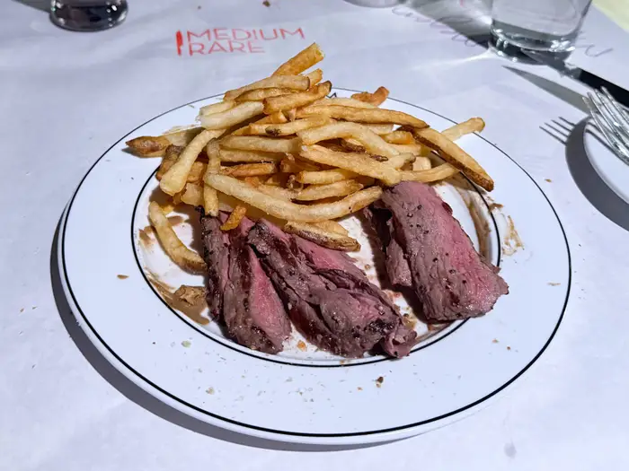 I ate at Medium Rare, the steakhouse chain with only one choice on its dinner menu. My $35 meal was a pleasant surprise.