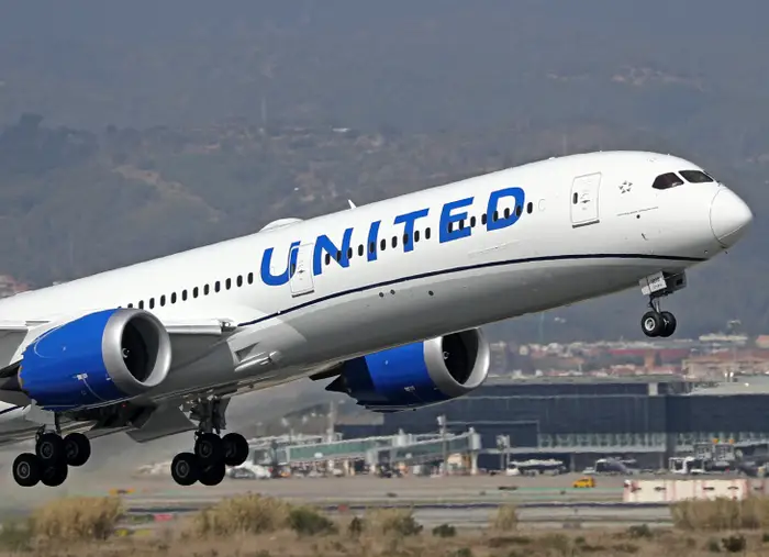 4 cabin crew and a passenger were injured when their United Airlines flight was hit by severe turbulence