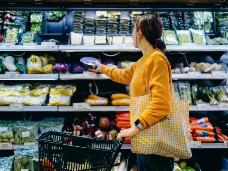 4 mistakes you should never make at the grocery store, according to an etiquette expert
