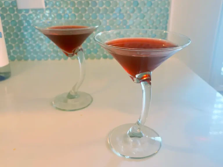 As a dietitian, my favorite cocktail is only 3 ingredients — and my guests go wild for it