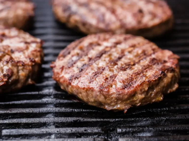 I’ve been a chef for years. Here are my 6 tips for making perfect, juicy burgers.
