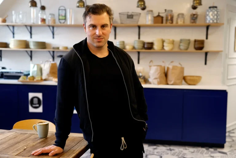 Airbnb CEO Brian Chesky lays out the 3 key differences between founders and managers
