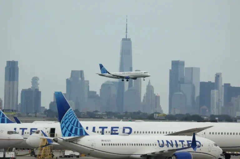FAA imposes Newark flight cuts in a bid to reduce congestion and delays for passengers