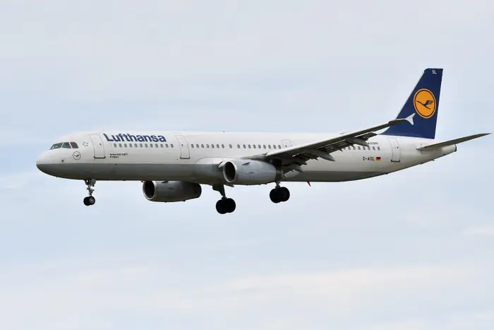 A flight spent 10 minutes with no pilot when the first officer collapsed while the captain was in the bathroom