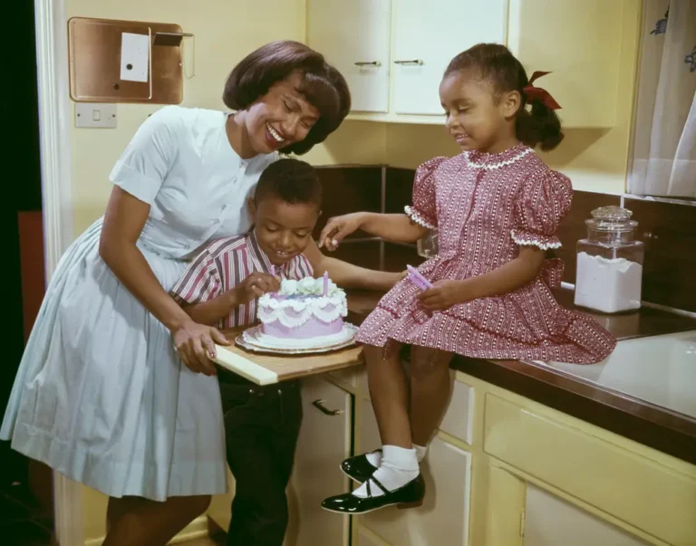 15 vintage photos show how motherhood has changed in the US