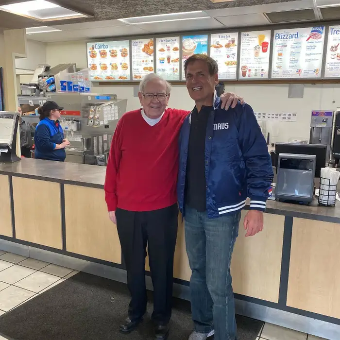 Here’s how business leaders like Bill Gates and Mark Cuban are reacting to Warren Buffett stepping down
